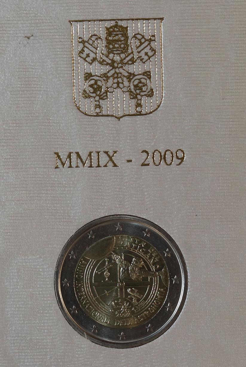 2009 Vatican International Year of Astronomy 2 Euro BU Coin - Image 2
